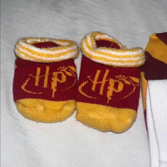 Harry Potter Baby Clothes Set Bodysuit, Pants, Hat and Socks Size 0-3 Months - Picture 6 of 7